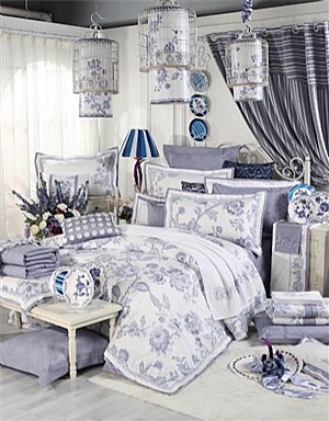 ���--������߾͟�������ȸ�{(l��n)ӳ���¹⣬��͸����������V��������һ�|̴����һĨ�{(l��n)�������໨�ɵ����䣡���Ї��L(f��ng)���봲Ʒ����Դ�ڹŴ������`������������δ��(j��ng)�m�����h(yu��n)�ż��������Wʽ���ݼy�c�໨�������Y(ji��)���������Ĺ�ˇ��ɫ��������Ó�׵Ļ��������w���X��s��(x��)ā�������h������¶��һ�N��(y��u)�����µ��Ļ�����c���¸��ŵ�ˇ�g(sh��)Ʒλ��